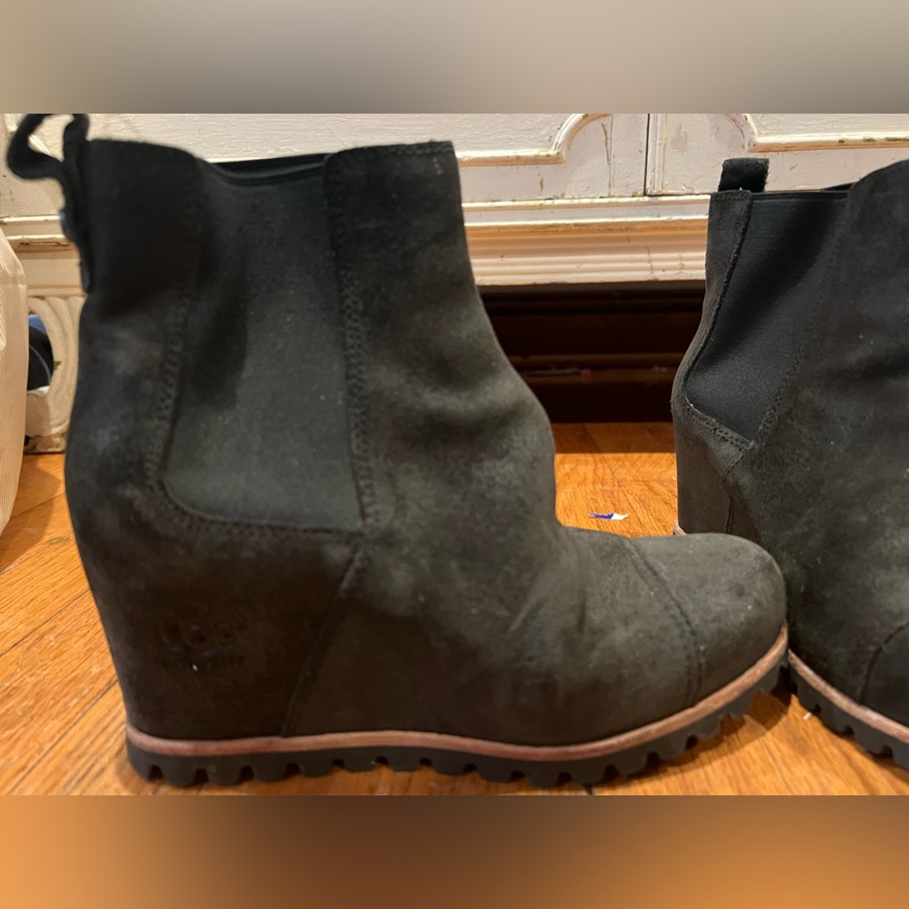 UGG Chelsea Wedge sz 6
